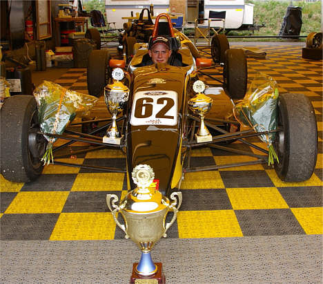 Efter to de flotte placeringer havde Kim L. Mortensen dekoreret sin Formel 1800 racer med blomster og store pokaler.
